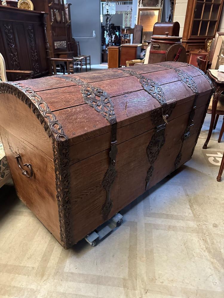 Coffre allemand en chêne