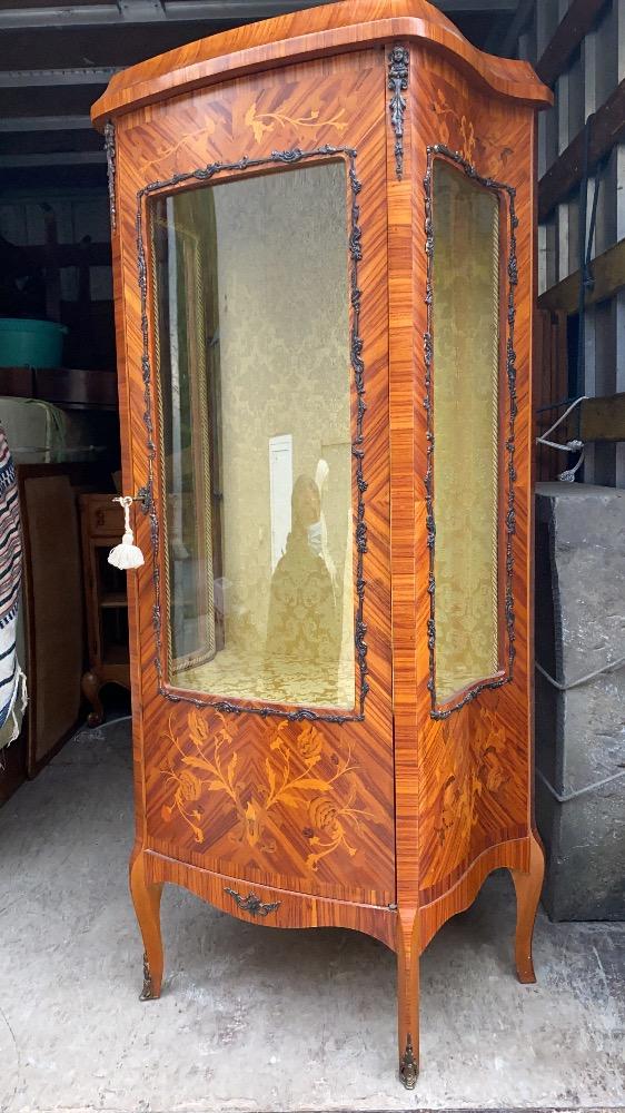 Display cabinet 